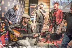 Donació d'una guitarra de Gossos al Hard Rock Cafè de Barcelona 